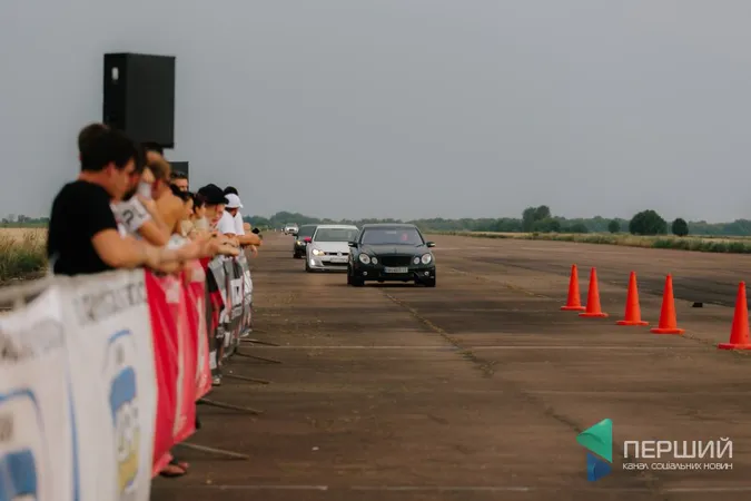 Драйв та адреналін: під Луцьком змагалися спортивні авто (фото)
