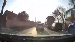 Дві вантажівки і легковик: на Карпенка-Карого у Луцьку масштабна аварія (відео)