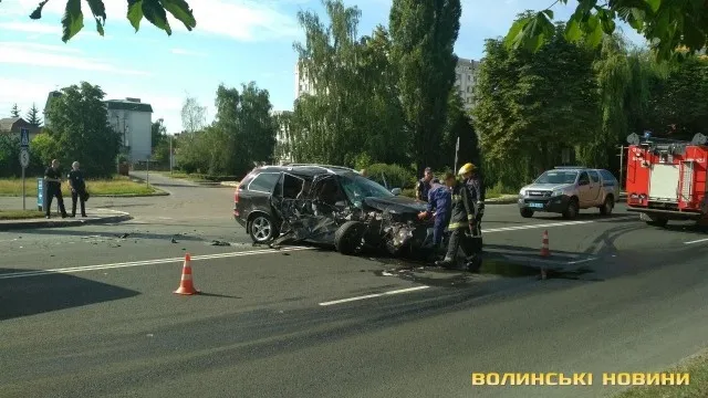 Аварія у Луцьку: позашляховик зіткнувся з автобусом (фото) 