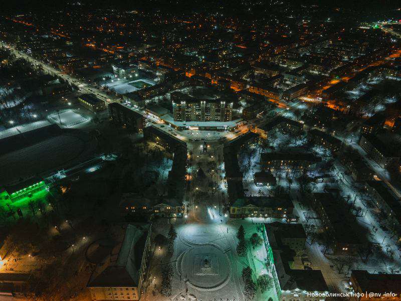 Як виглядає засніжене волинське місто з висоти вночі (фото)