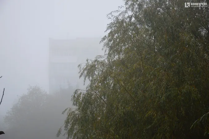Луцьк накрив густий ранковий туман (фото)