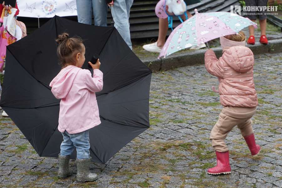 Мокрі і щасливі: у Луцькому замку – дитячий фестиваль під зливою (фото, відео)