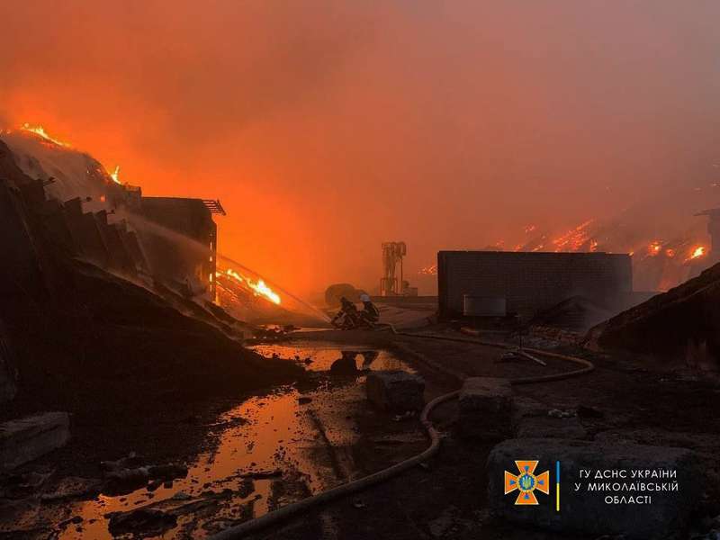 Внаслідок обстрілу Миколаєва у місті спалахнуло 6 пожеж (фото)