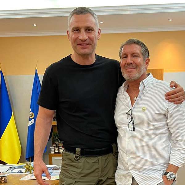Michael Caponni (on the right) with Kyiv Mayor Vitaly Klitschko><span class=