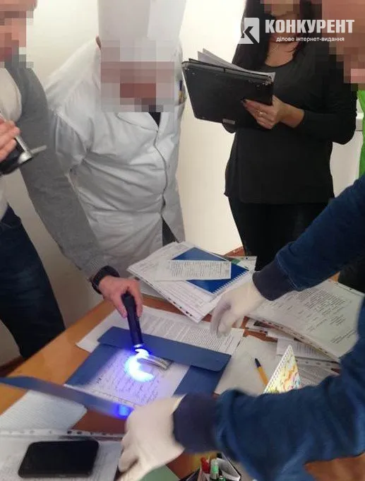 Керівника медустанови Луцька зловили на хабарі
