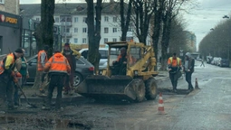 Рух ускладнений: у Луцьку ремонтують дорогу на Привокзальній (фото)