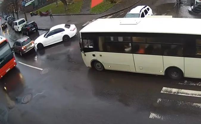 Не розминулися дві автівки: у центрі Луцька – аварія (відео)