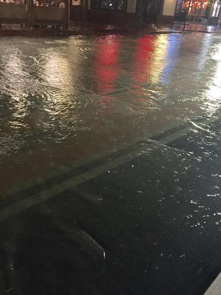 Наремонтували: короткочасна злива затопила центральну вулицю Луцька (фото)