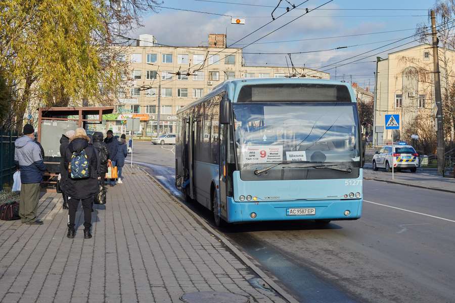 Інклюзивність і кліматконтроль: на маршрут №9 у Луцьку вийшли європейські автобуси (фото)