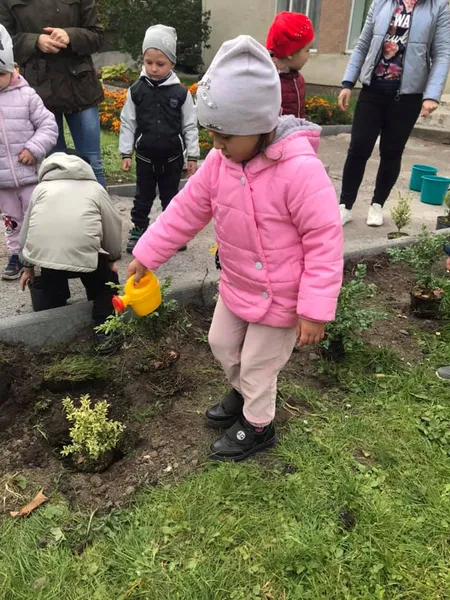 Маленькі волиняни озеленювали територію дитячого садочка (фото)