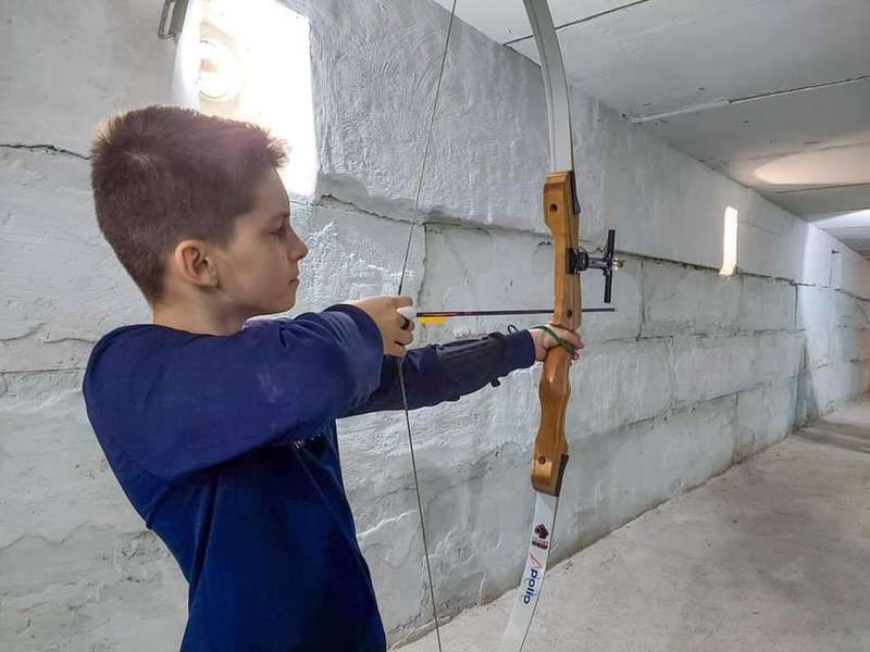 У Луцьку переможниця «Ігор Нескорених» вчить дітей стрільбі з лука (фото)