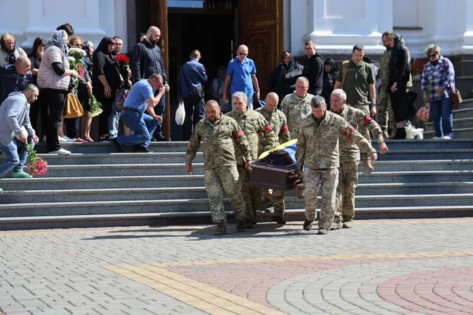 Луцьк навколішки попрощався з воїном Анатолієм Гончаревичем