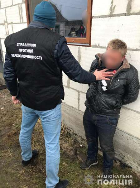 Волинянин, підозрюваний у наркоторгівлі, під час затримання побив поліцейського (фото)