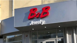B2B Jewelry досі працює у Луцьку: на вітрині магазину – вивіска російською (фотофакт)