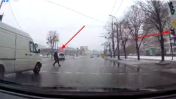 Біг на «червоний»: у Луцьку «безсмертний» пішохід ледь не втрапив під колеса авто (відео)