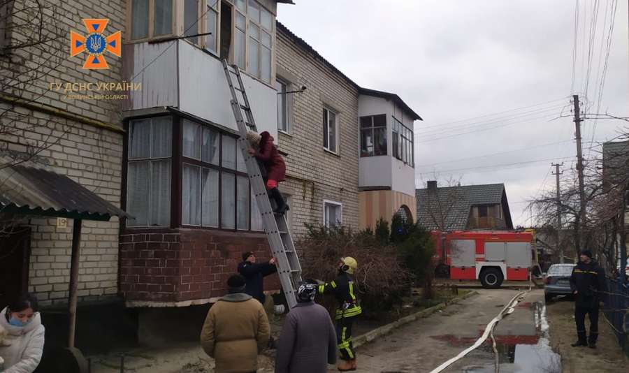У Ковелі рятувальники витягнули з вогню 40-річного чоловіка (фото)