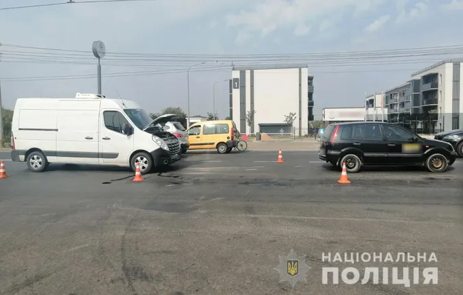 У Луцьку одесит на бусі «наздогнав» легковик (фото, відео)