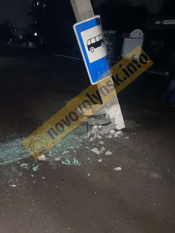 У Нововолинську автобус протаранив стовп (фото)