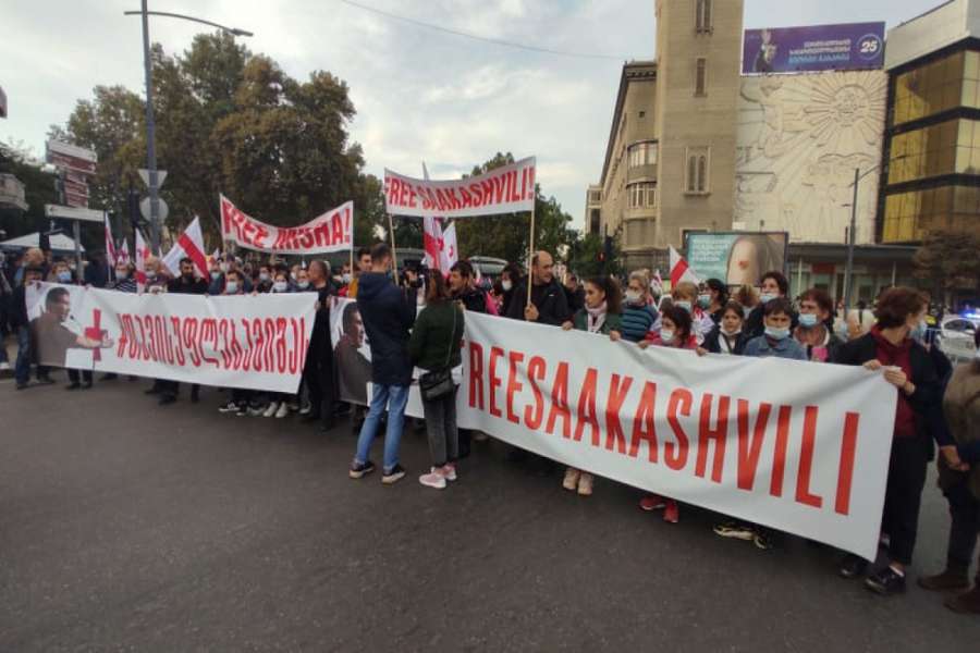 У Тбілісі відбувся масштабний протест за звільнення Саакашвілі (фото)