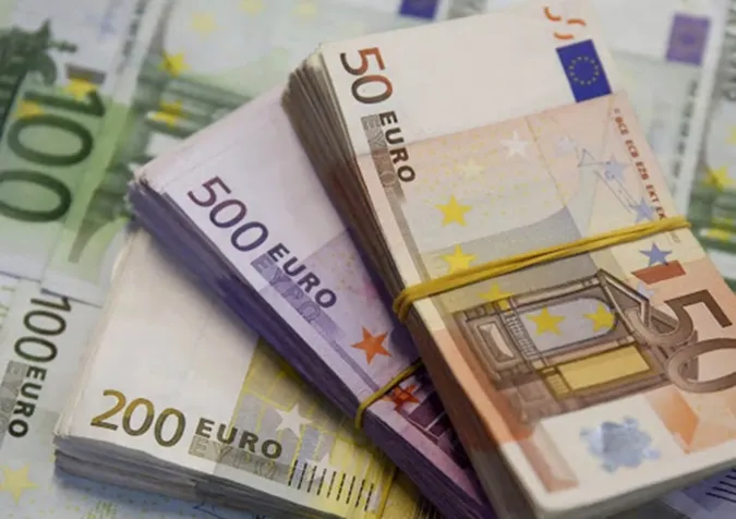 Українці масово відмовляються від доларів: що відбувається