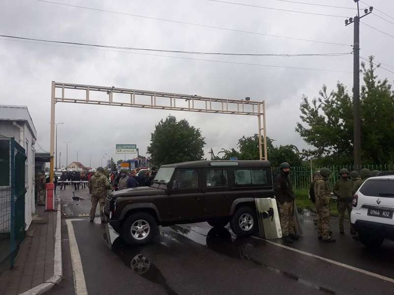 Водії заблокували пункт пропуску на кордоні з Угорщиною (відео, оновлено)