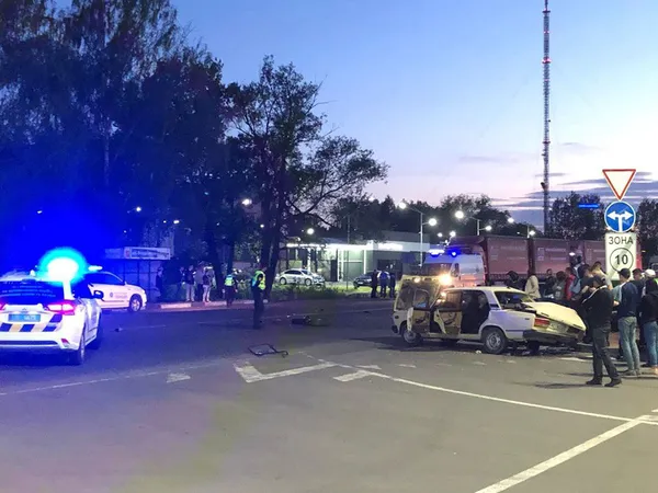 Відлетіло колесо: у Ковелі мотоцикліст влетів у «жигулі» (фото)