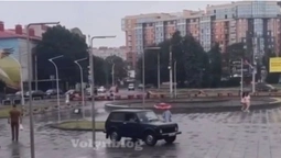 У Луцьку біля «Променя» авто розсікало тротуаром (відео)