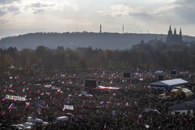 У Празі  тисячі людей вимагають відставки прем'єра (фото)