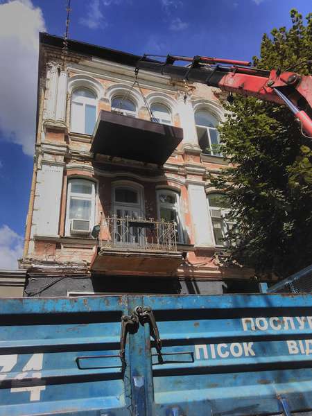 У центрі Луцька реставрують старий будинок (фото)