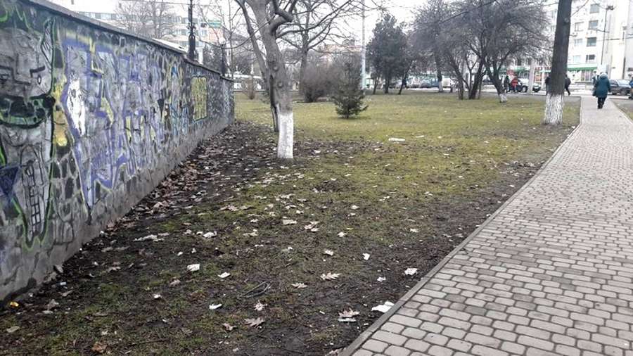 Лучани нарікають, що в «Старому місті» не прибирають сміття і сніг (фото)