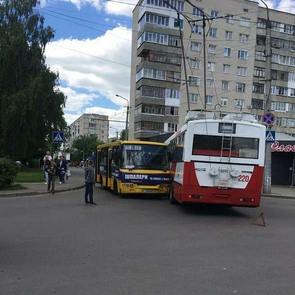 У Луцьку зіткнулися тролейбус і маршрутка (фото)
