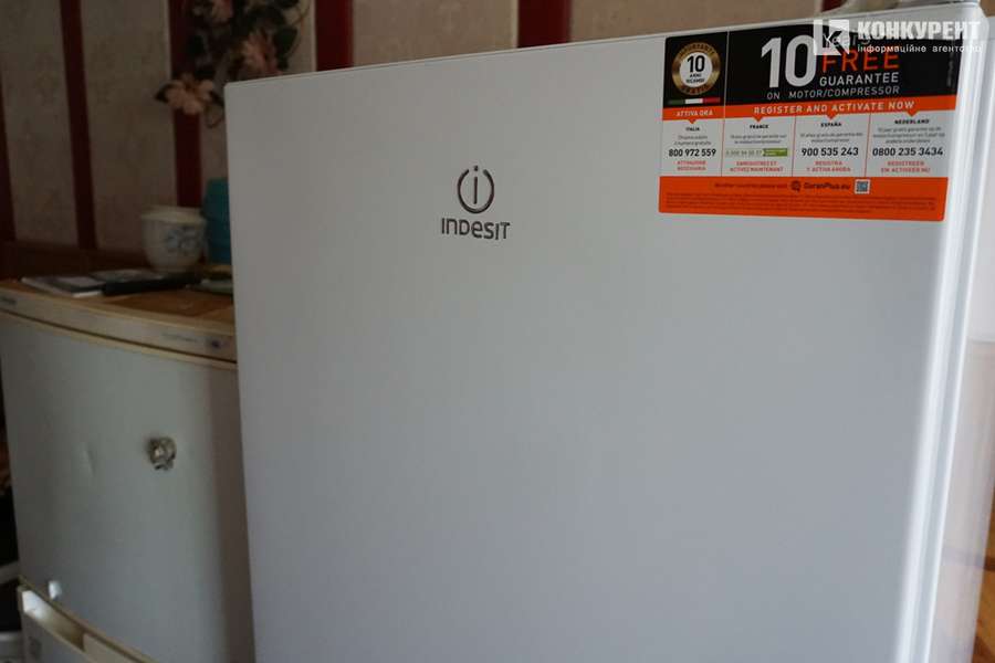 Один із холодильників, переданих в рамках проєкту><span class=