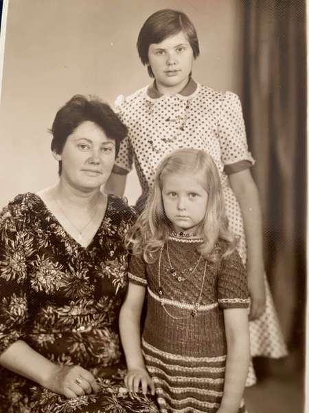 Катерина Дулапчій з мамою та старшою сестрою