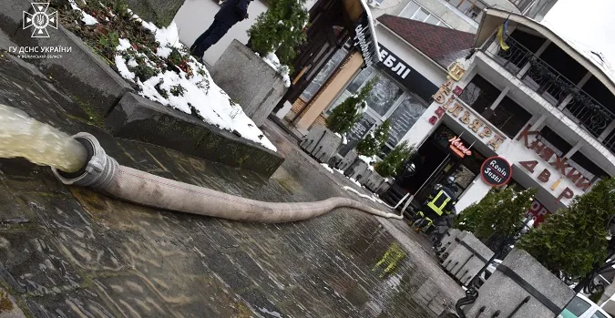 Понад 40 м³ води: у Луцьку на Соборності затопило підвал (фото)
