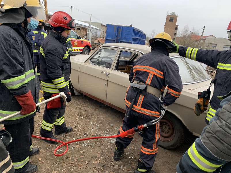 Гідравлічні ножиці, домкрати, електропилки: у Нововолинську «рятували» потерпілих в ДТП (фото)