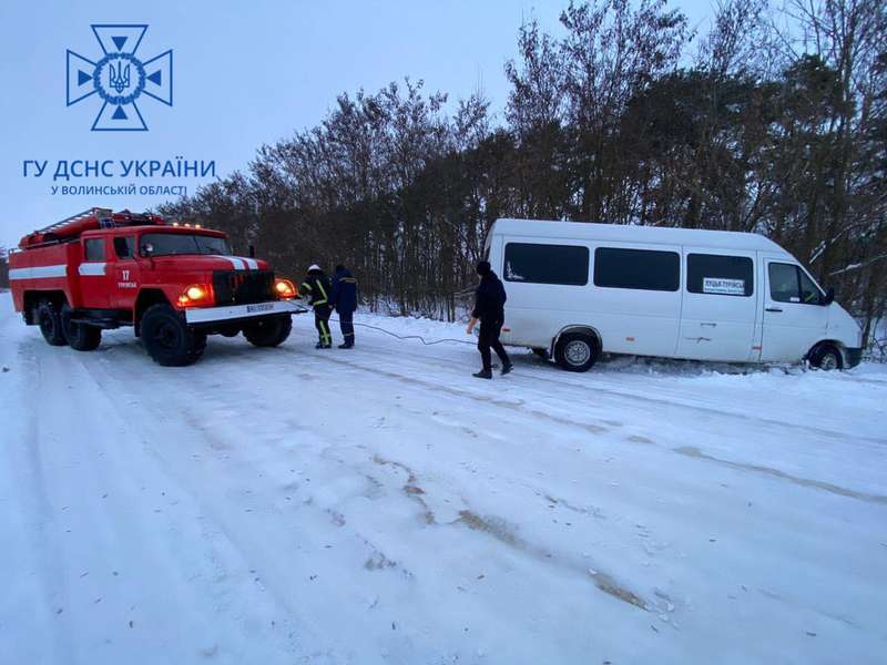 На Волині рятувальники визволяли зі снігової пастки рейсовий автобус з пасажирами (фото)