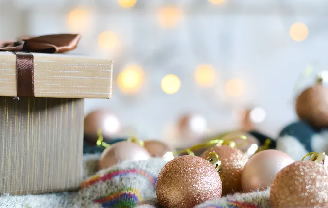 Українці готуються до новорічних свят: де краще придбати подарунки та як заощадити*