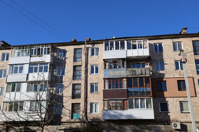 У Луцьку почали ремонт пошкодженого ворожим дроном будинку (фото)