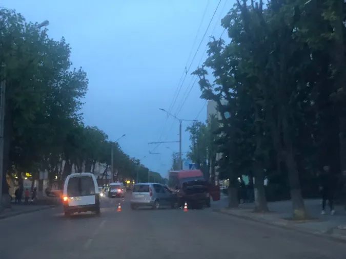 ДТП у центрі Луцька: легковик влупив мікроавтобус