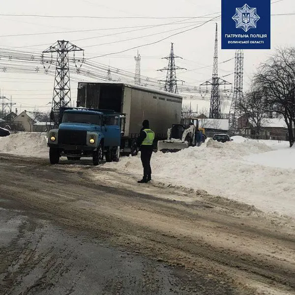 Волинські патрульні допомагають водіям під час негоди (фото)