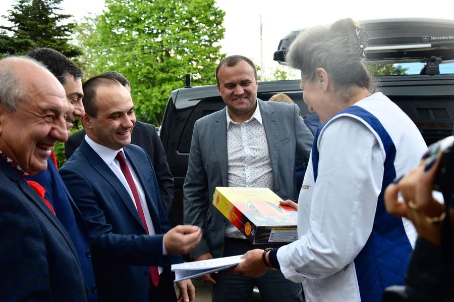 Луцькі депутати передали медикаменти на Схід (фото)