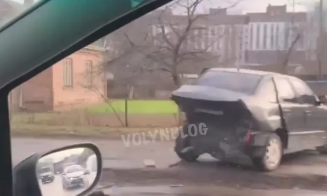 Повністю зім'яло зад: у Луцьку на Львівській – серйозна ДТП (відео)