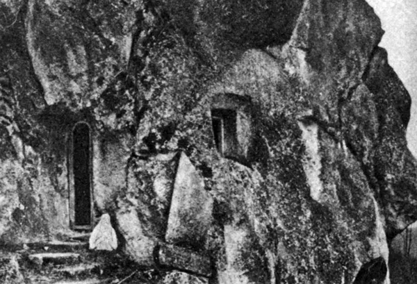 Світлина 1930-х років. Біля входу видно верхню частину фігури Св. Онуфрія