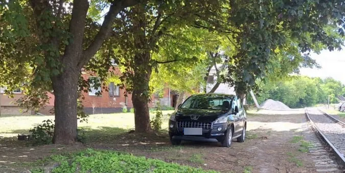 У Луцьку муніципали оштрафували водія, який припаркувався в тіньочку (фото)