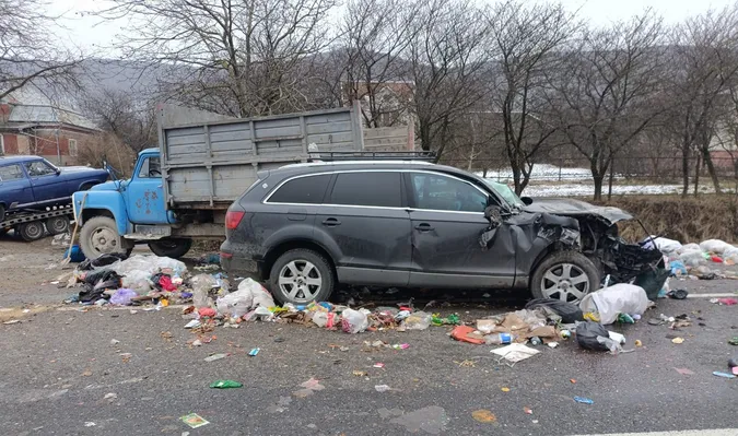 З кузова випав чоловік і купа сміття: на Львівщині Audi зіткнулася з «газоном» (фото)