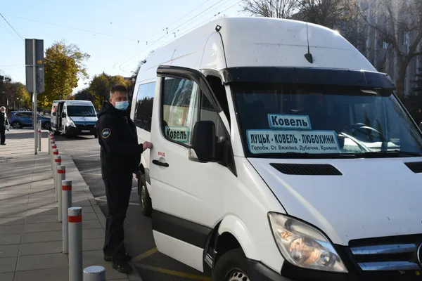 Зупинка заборонена: у Луцьку перевіряють приміські та міжміські маршрутки (фото)