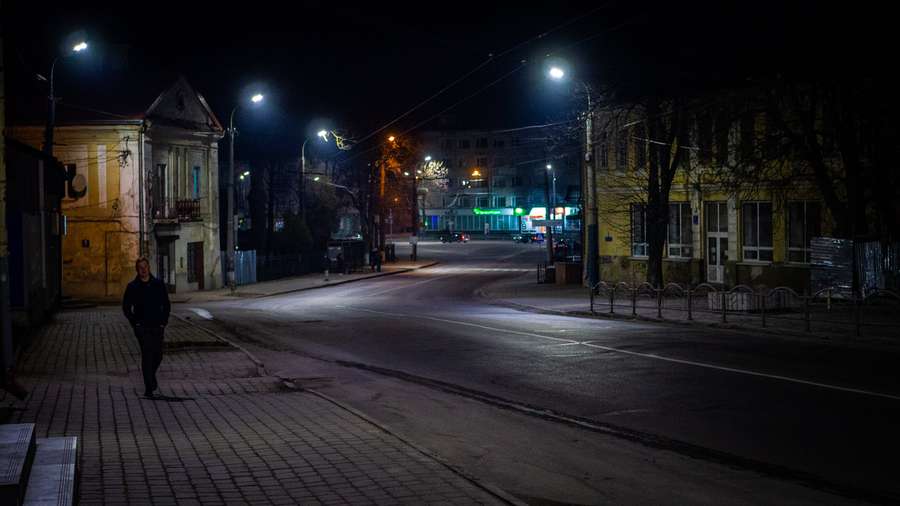 У світлі місяця та ліхтарів: луцький фотограф показав красу нічного міста (фото)