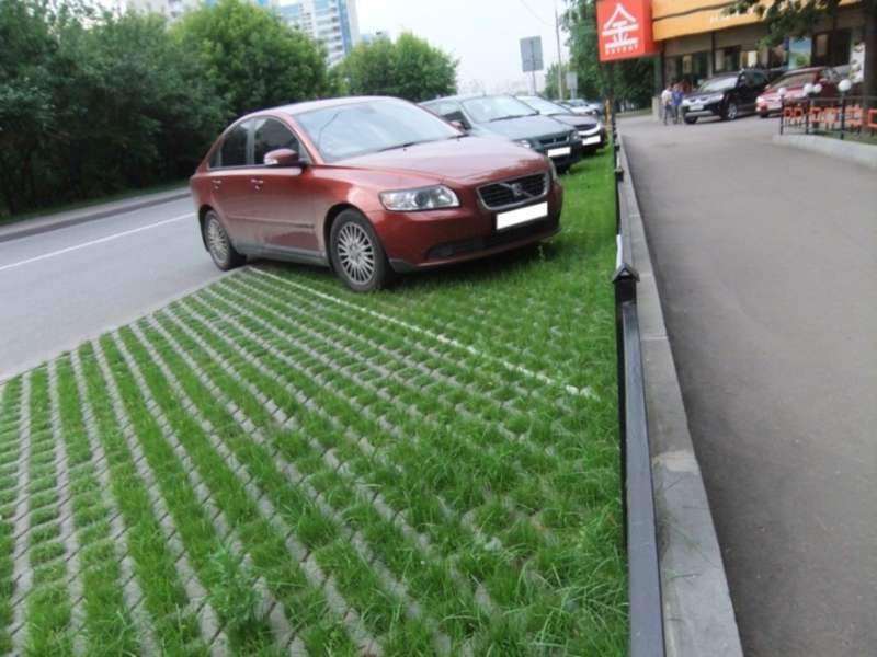 У Луцьку просять облаштувати місця для паркування на газонах вздовж Соборності (петиція)