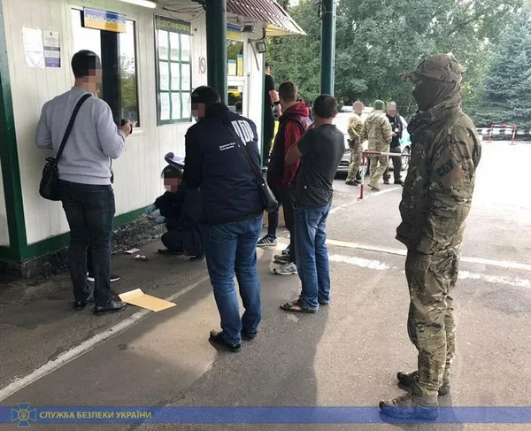 В «Устилузі» митники з кожного водія брали хабарі за перевезення товарів (фото)