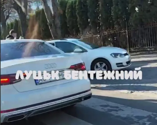 Важко проїхати: у Луцьку через аварію – затор на мосту (відео)